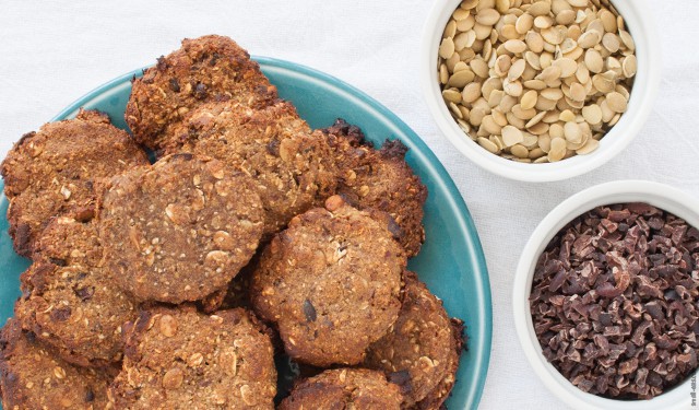 Clean up your post-workout snack with these vegan, gluten-free friendly Vegan Protein Cookies. | Vegan Protein Cookies from small-eats.com