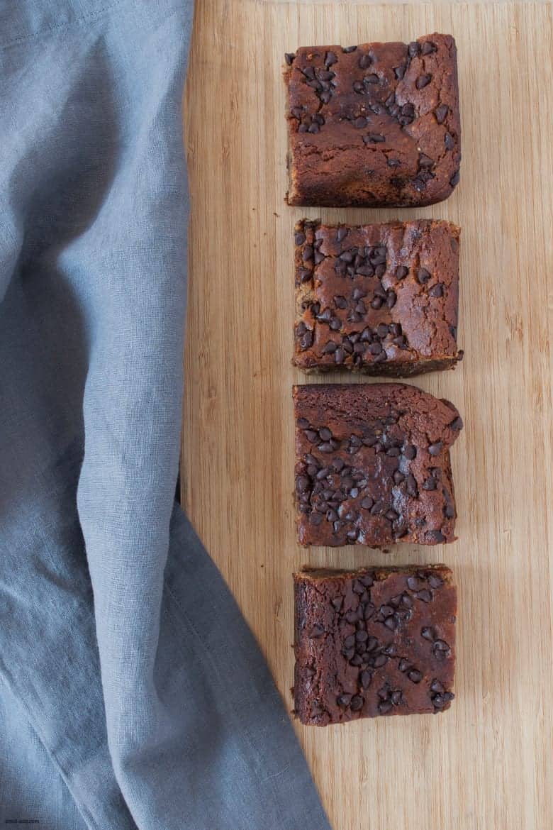 A gluten free, grain free bar recipe packed with chocolate chips, hemp and chia seeds sweetened with maple syrup and boosted with collagen peptides. | Superfood Chocolate Chip Chickpea Bars from small-eats.com