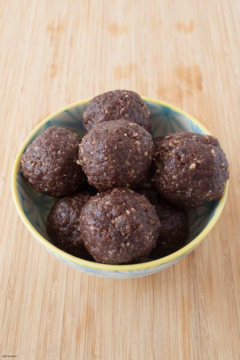 A sweet and protein-packed date ball boosted with collagen peptides and hemp seeds. | Cacao Hemp Tahini Date Balls from small-eats.com